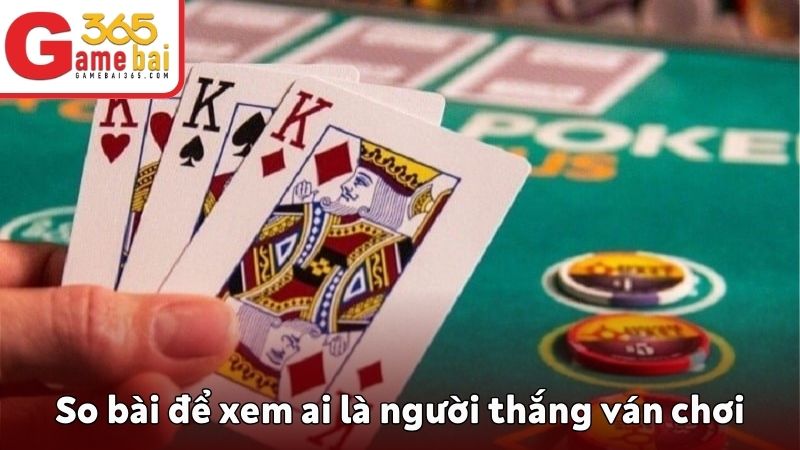 Cả bàn chơi so bài để xem ai là người thắng ván chơi này